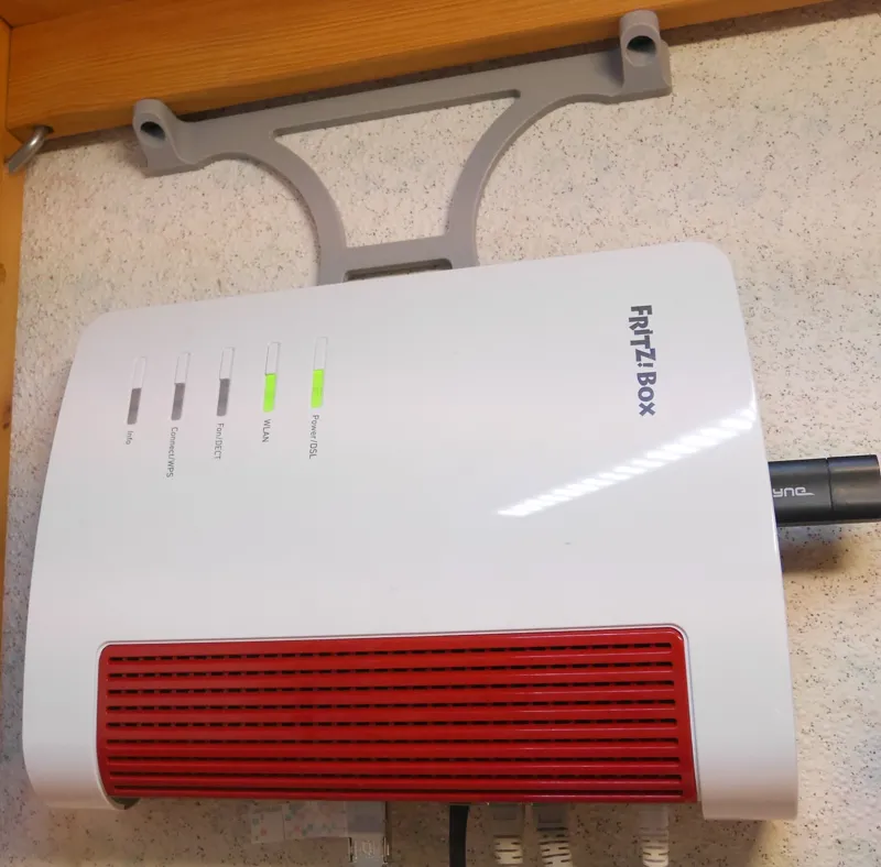Regalhalter für Fritzboxen mit 197mm Lochabstand