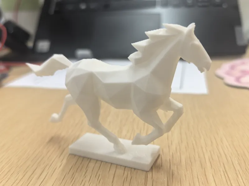 低多边形 马 雕塑1