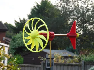 Sun ray pattern self orientating wind vane