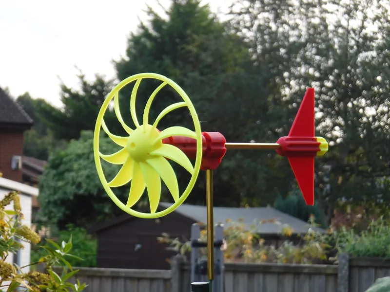 Sun ray pattern self orientating wind vane