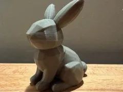Minimalistischer Sitzhase – Low-Poly Design