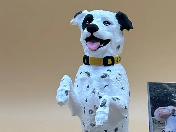 Perro para sobre sus patas traseras