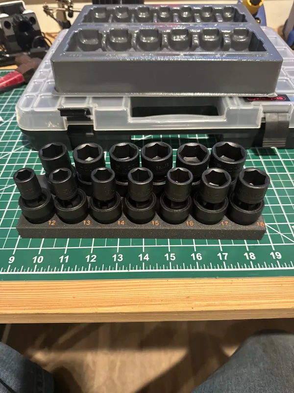 Vertical socket trays for ICON wobble impacts