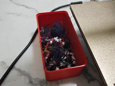 An easy-to-retrieve Bambu poop tray