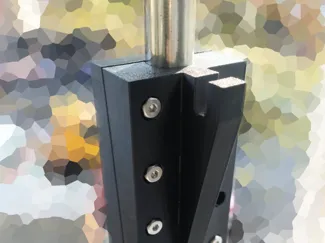 牢牢固定在防盗窗镀锌管(18mm)上的挂钩