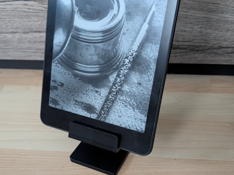 Kindle stand -Kindle Paperwhite Signature Edition-