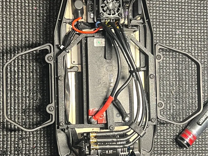Asso SC7 Batteriehalter längs