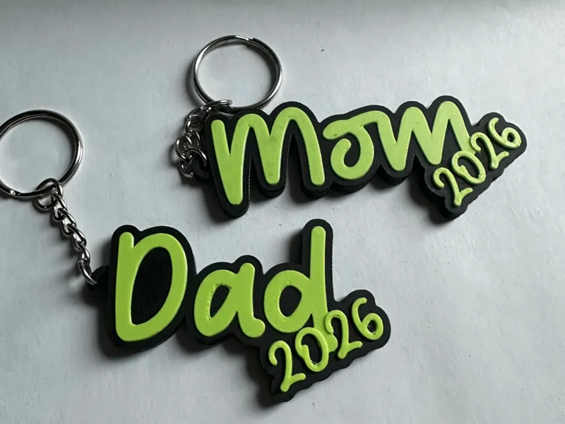 Schlüsselanhänger Mom & Dad 2026