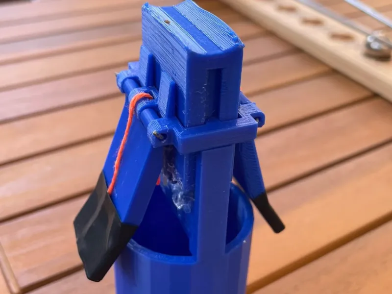 Small-Scale Mechanical Grabber