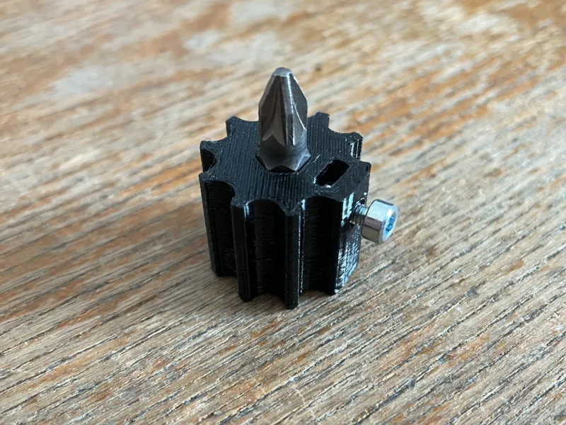 Compact Screwdriver Bit Holder for Tight Spaces M3