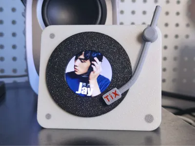 Record Player with Computer Song Cover Display