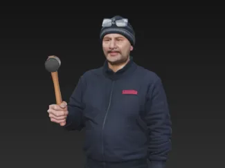 uomo con martello
