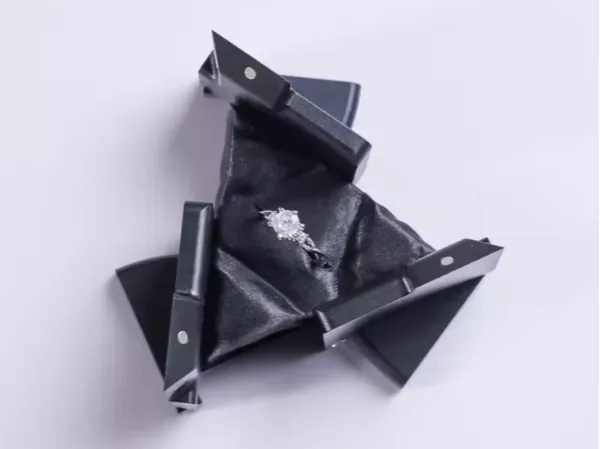 Écrin à bague cinétique motif voronoï