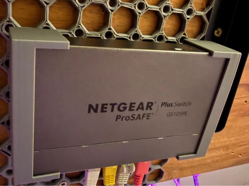 Underware Halterung für Netgear GS105PE