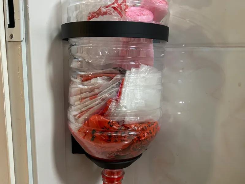墙角粘贴矿泉水桶挂架