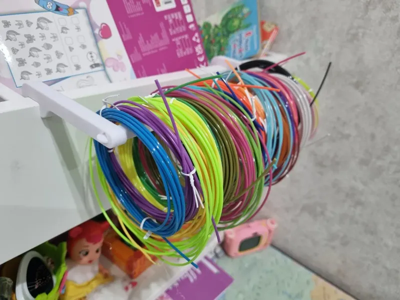 Support for the pen's filaments