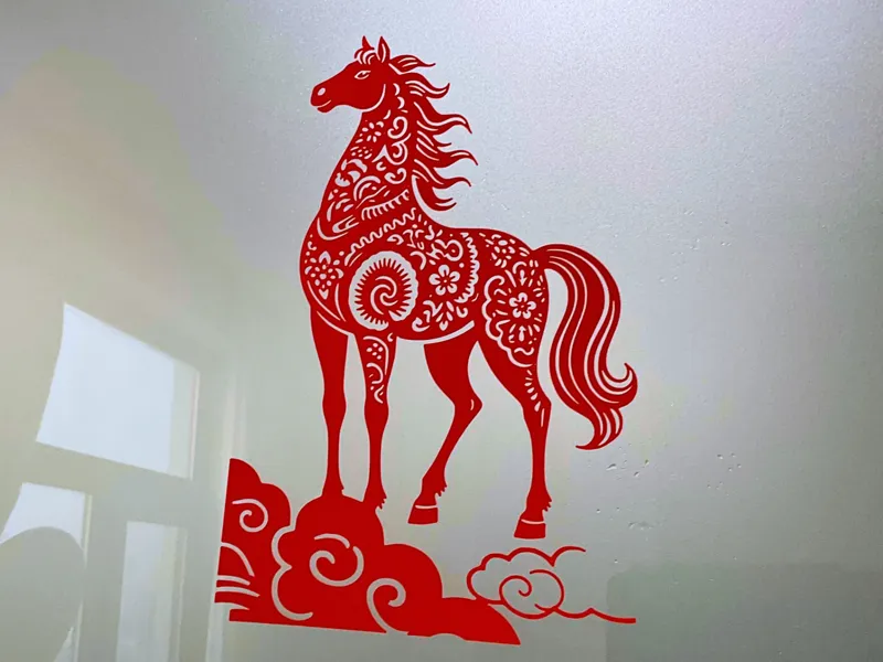 马年传统窗花剪纸——神仙马踩吉祥云
