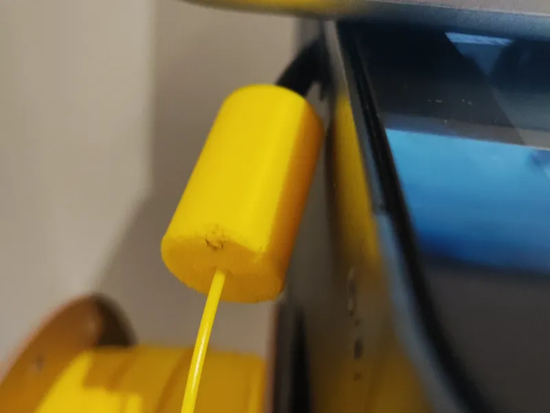 Filament feeding scraper and unspooled filament 