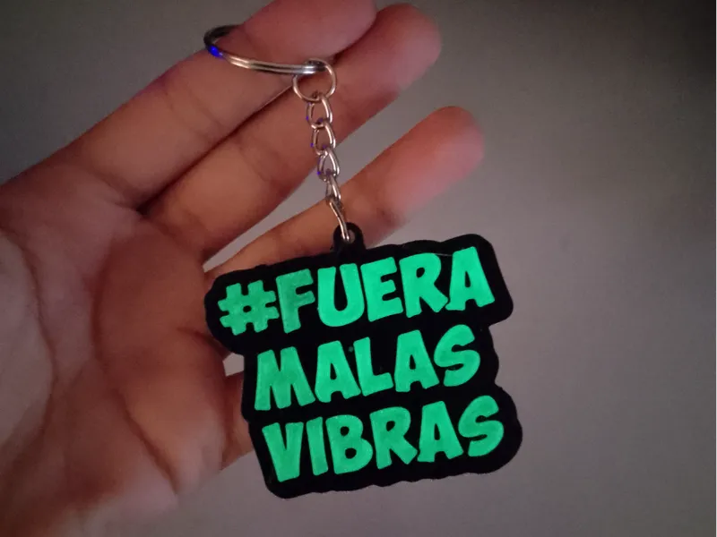 Llavero frase Fuera Malas Vibras