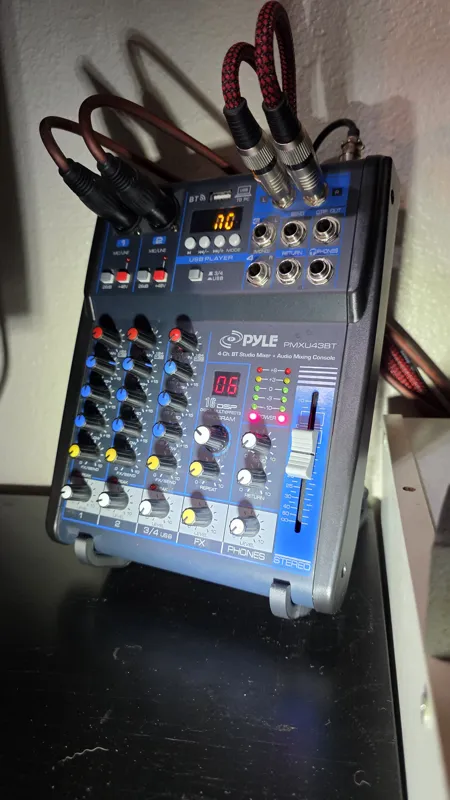 Lightweight audio mixer stand