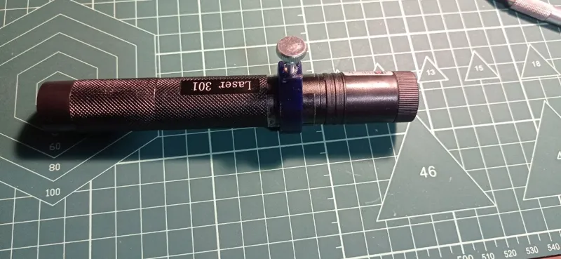Screw switch for laser pointer