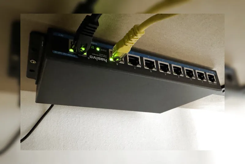 Hasivo S1100 switch under desk / shelf mount