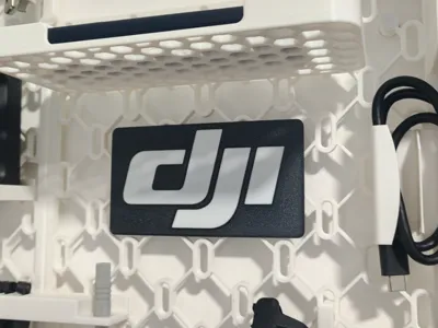 Skadis DJI Sign