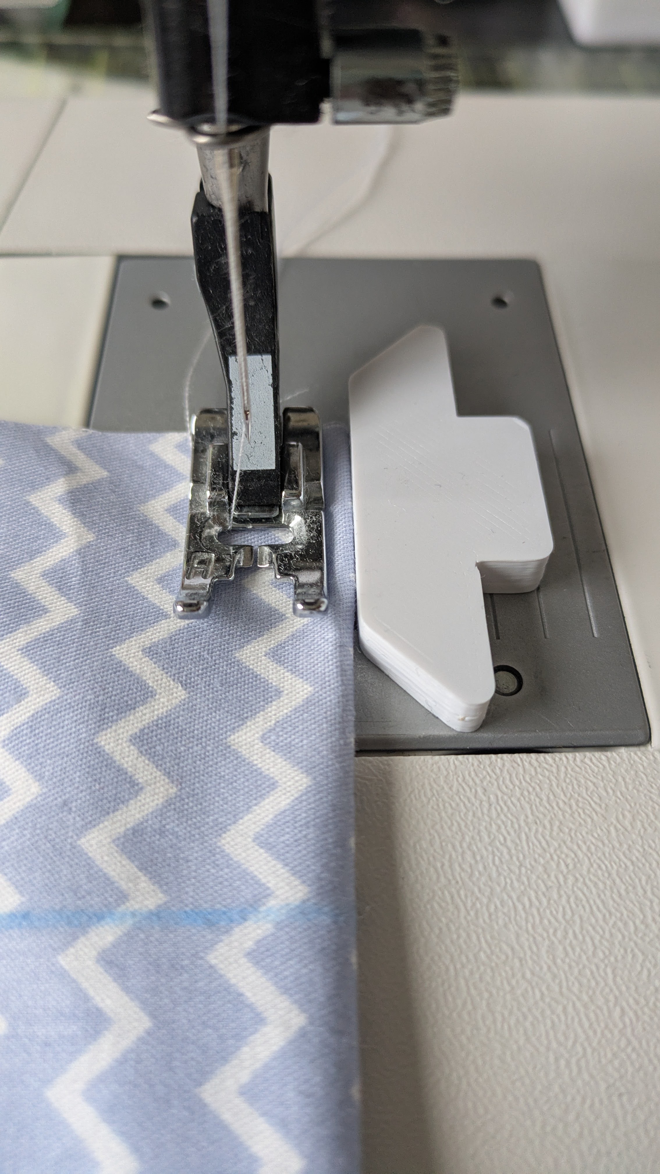 Seam Guide with Magnet Slot (Adjustable size in OpenSCAD)