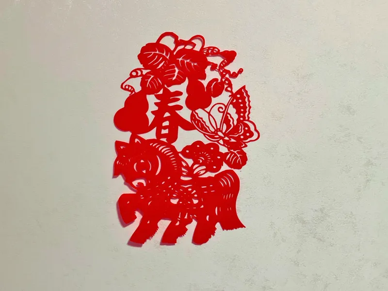 马年特色剪纸窗花 马上春意盎然