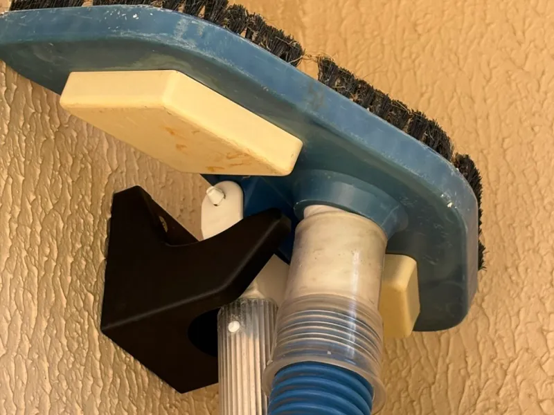 Suporte para aspirador de piscina