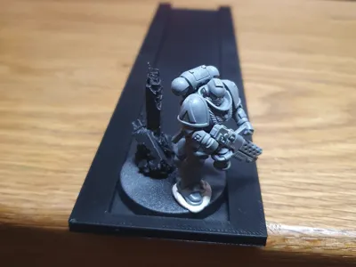 Wall rail for miniatures