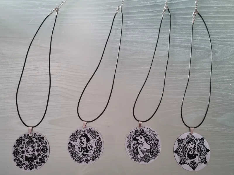 pendentif medaillon collier bijoux disney