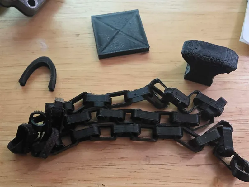 Garbage lid chain