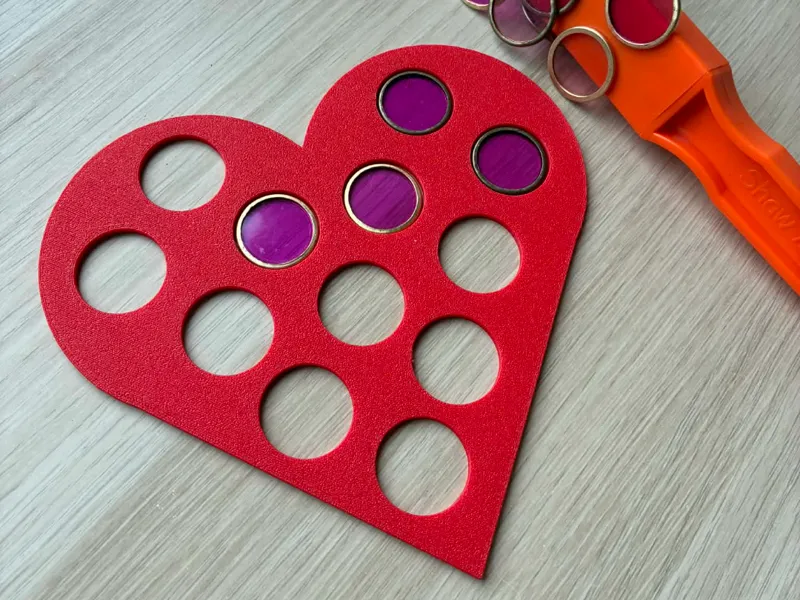 Hartje met gaten (voor magneetchips)