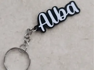 Llavaero con relieve con el nombre de Alba