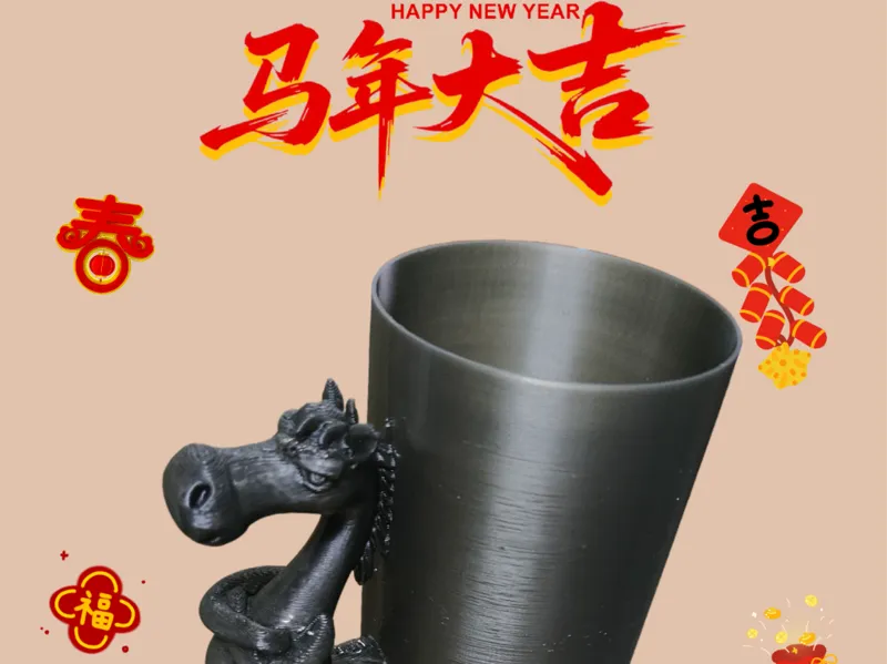 2026马年吉祥物黑马笔筒 创意生肖摆件 办公桌面收纳