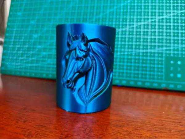 Pot à crayons tête de cheval en relief