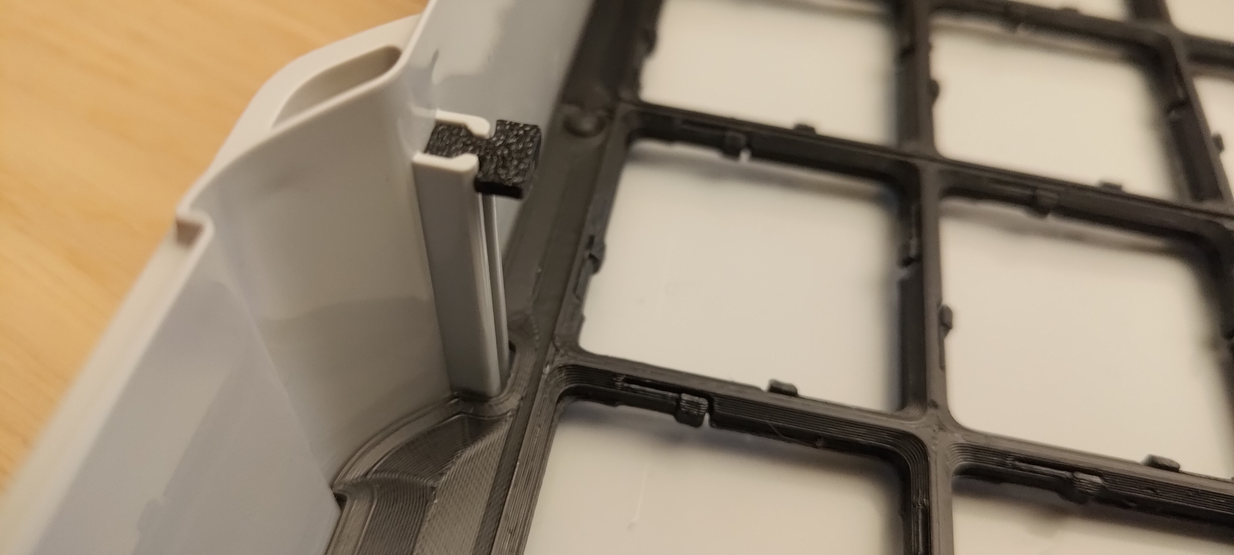 View of the blocker at the top of the rail on the long slide of the Systainer