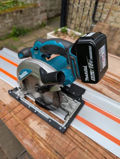 Guide rail adapter for Makita DSS610