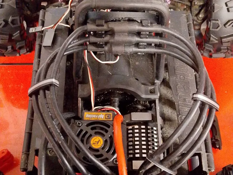 HPI SAVAGE FLUX HP MotorKabelhalterung