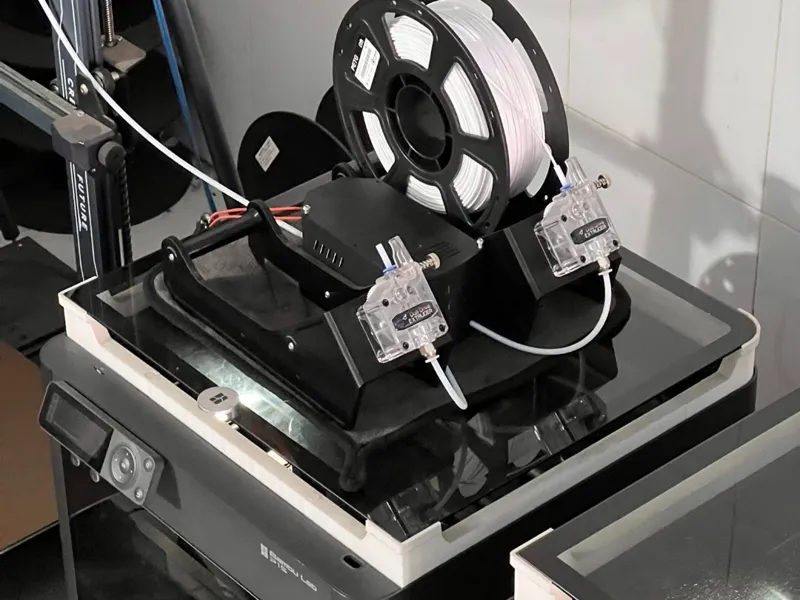 Filament feeding machine