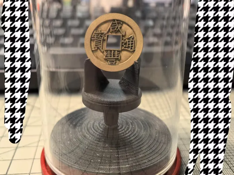 玻璃保护罩内的展示支架和底座