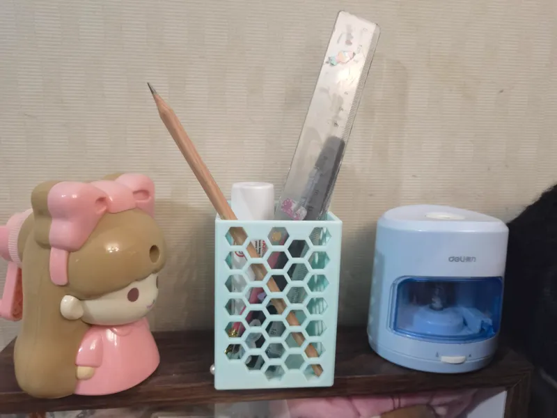 方正镂空笔筒