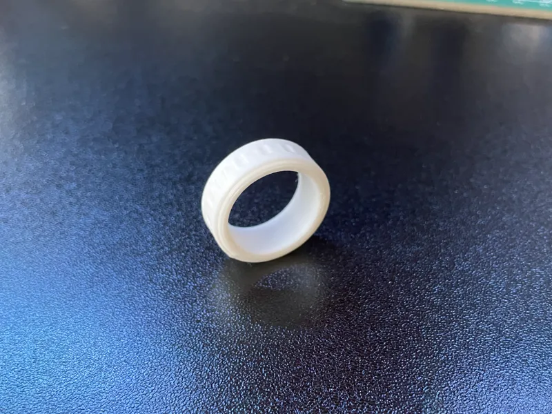 Ring with square groves