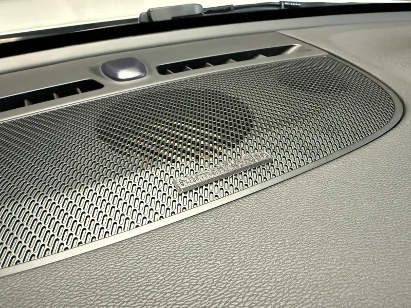 Volvo XC40 Harman Kardon emblem cover