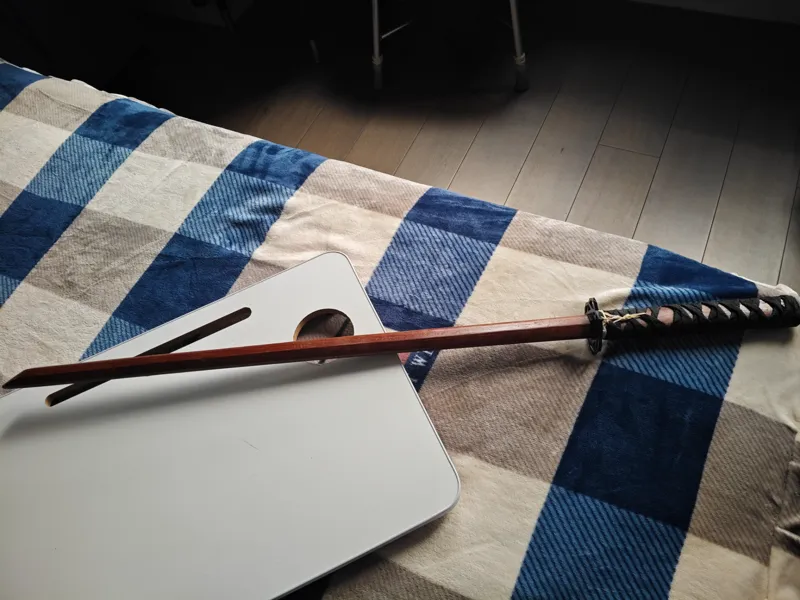 多边形风格刀镡，装在刀上