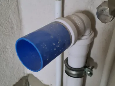 Universal drain plug for rough installation 