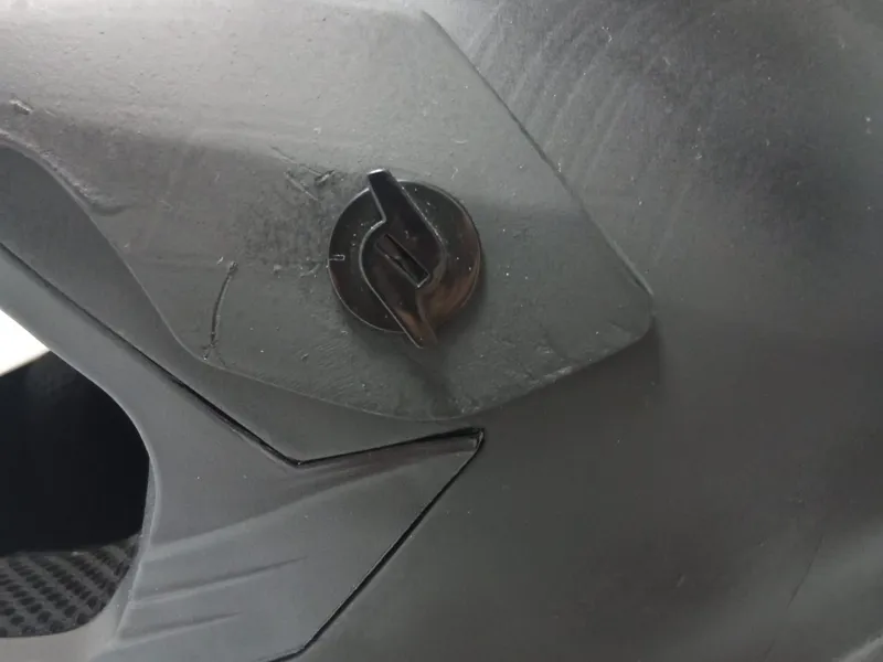 Tornillo para visera de casco de moto 