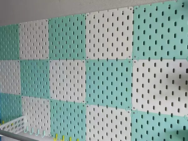 Panneau perforé modulaire à assembler à l'infini