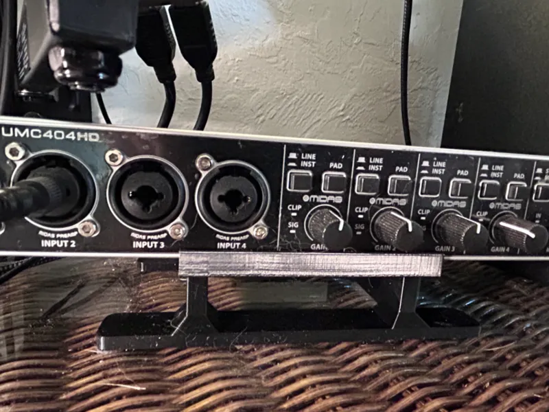 Behringer UMC404HD USB Audio Interface Stand